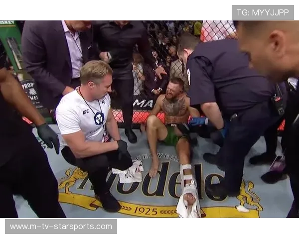 UFC选手被KO倒地后拒绝担架，怒吼坚持走出赛场